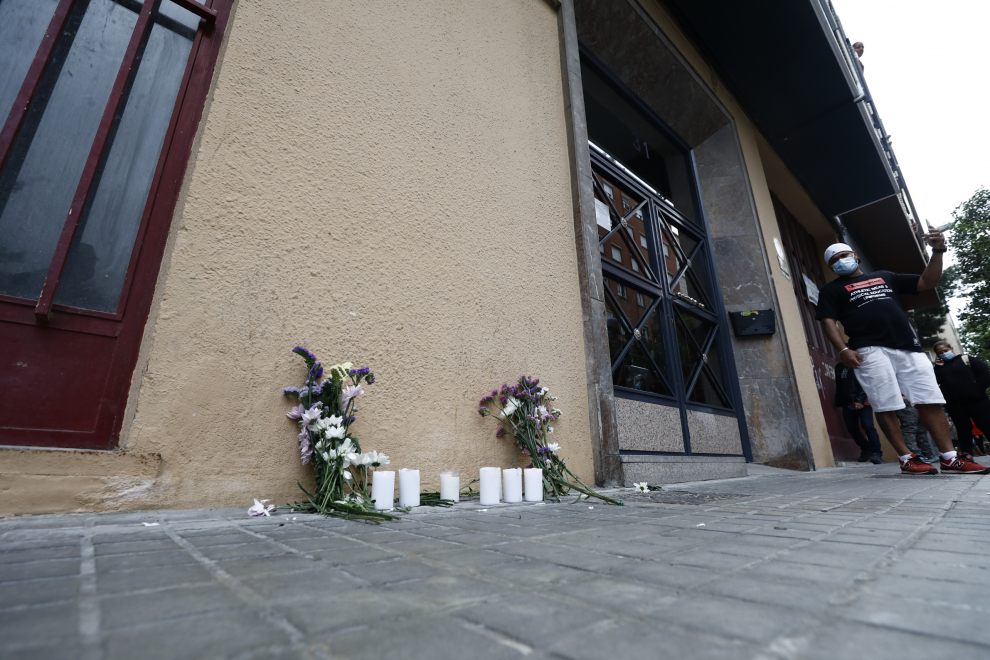 Concentración por la mujer asesinada en Zaragoza por su pareja.
