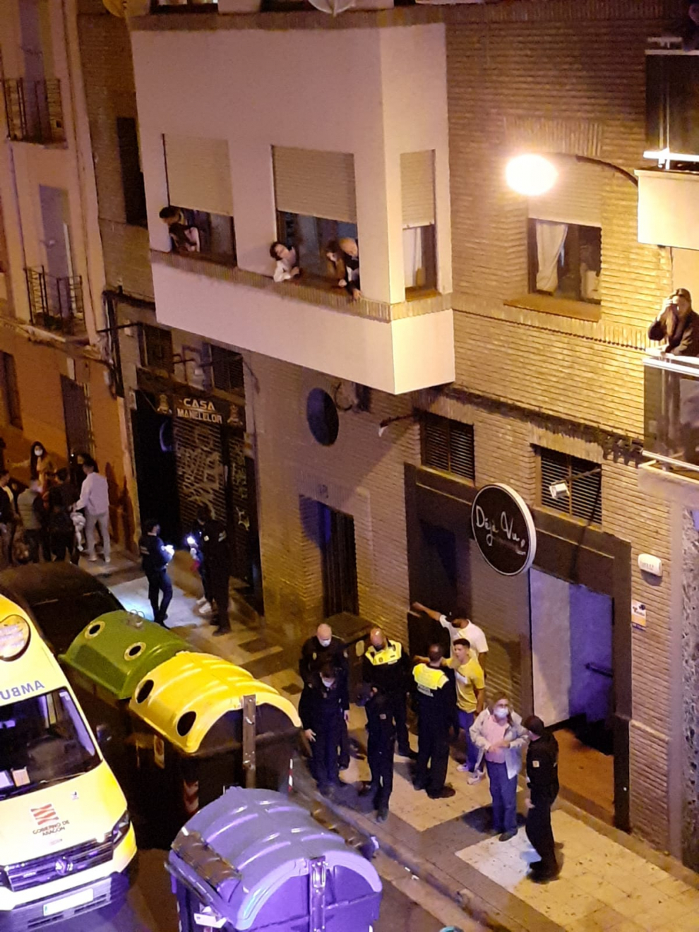 Hasta el lugar se han desplazado varias dotaciones de Bomberos, Policía Nacional y Policía Local.