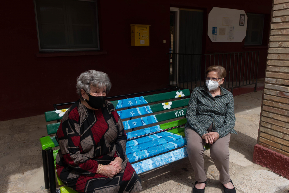 Pilar Francés y Consuelo Roche, en un banco de la plaza del pueblo de Santa Engracia.