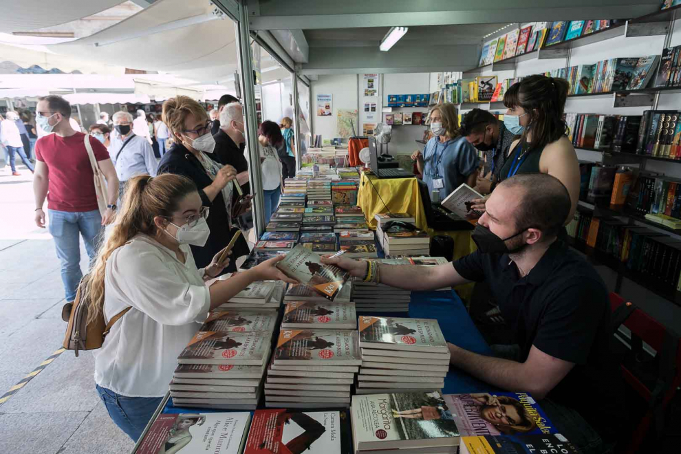 Calurosa Feria del Libro en la plaza el Pilar.