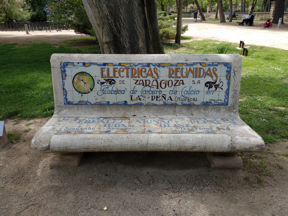 Bancos con historia en el parque Grande