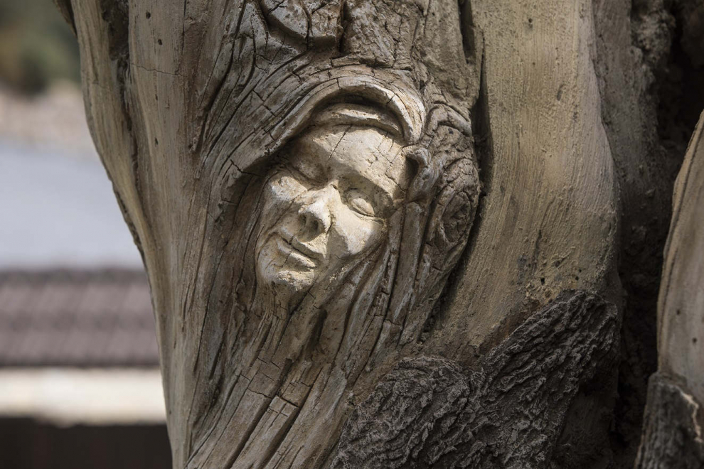 La cara de una de las brujas en el monumento simbólico en Villanúa (Huesca)