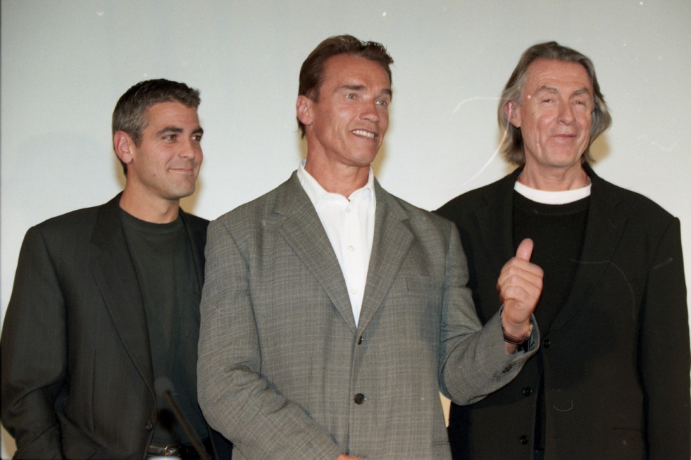 Seguro que recuerdas aquel 25 de junio de 1997. 24 años han pasado ya desde que las estrellas de Hollywood visitaron la capital aragonesa para inaugurar las siete salas de cine que Warner-Lusomundo montó en Grancasa y además, presentar la película ‘Batman y Robin’. Una multitud llenó hasta los topes el centro comercial para poder verles de cerca.