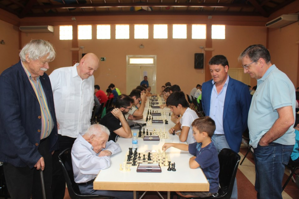 Leontxo Garcia, Vlástimic Hort, Álvaro Amador alcalde de Alcubierre,
contemplando una partida entre el participante más mayor y el más jóven
del torneo celebrado en 2019
