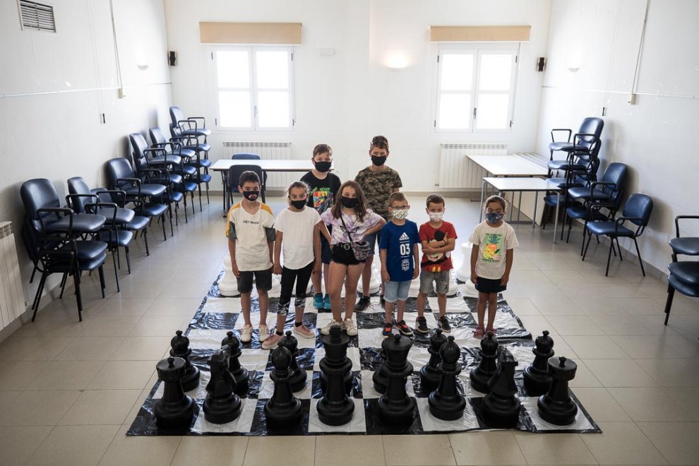 Aroa, Mario, David, Rosana, Leyre, Lleir, David y Unai en el ajedrez de gran tamaño