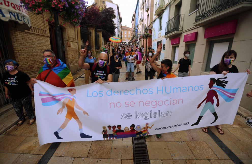 Más de 200 personas se han manifestado en Huesca para reivindicar los derechos de los colectivos Lgtbiq.