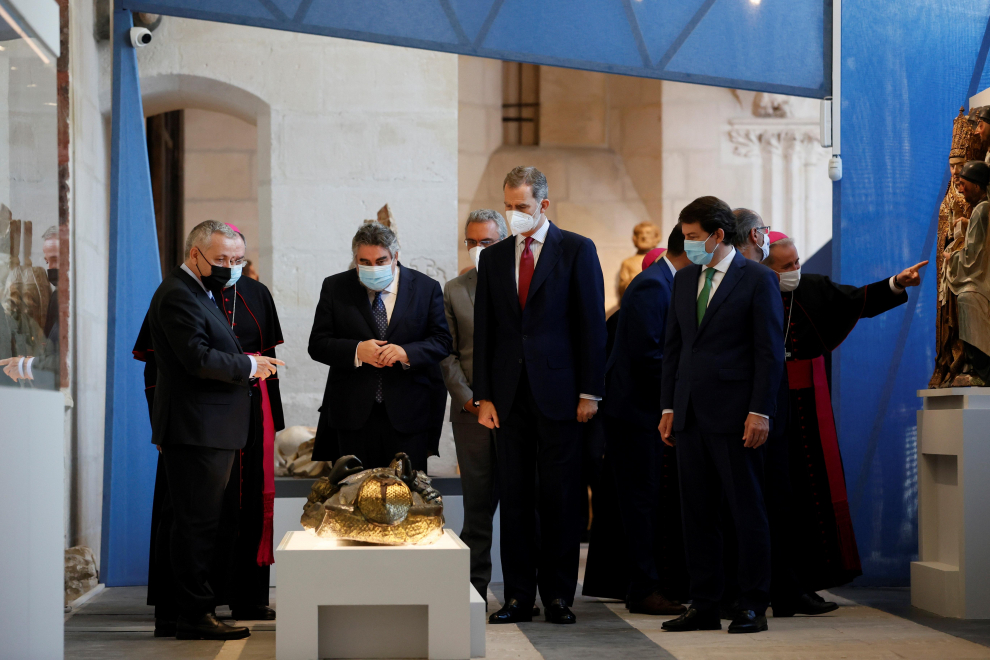 Felipe VI visita la exposición 'Lux'