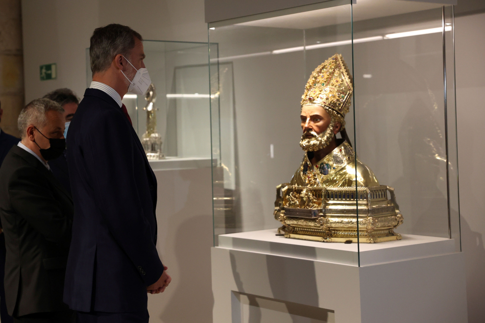 Felipe VI visita la exposición 'Lux'