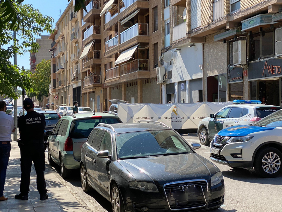 El vehículo de la Guardia Civil, cruzado en la calle a la espera de que salga el detenido en Barbastro.