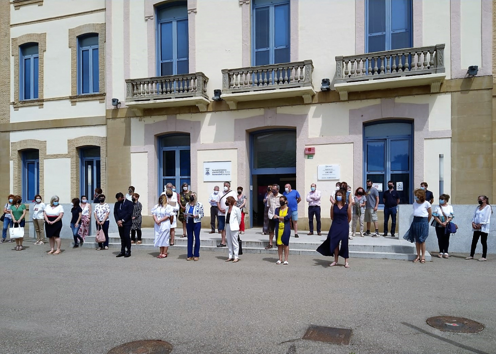 Minuto de silencio en el campus de Huesca por la mujer asesinada en Barbastro.