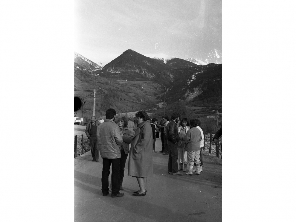 Viajamos al año 1985 para revivir aquel fenómeno que marcaría un antes y un después en la historia de esta pequeña localidad del valle de Gistaín. Una curiosa iniciativa que surgió entre mozos de Plan viendo el 'western' 'Caravana de mujeres' en el bar de Casa Ruché. Aquel anuncio que pusieron en HERALDO en el que se buscaba a mujeres con fines matrimoniales resulto ser un éxito que derivó en varias expediciones de solteras y el interés de hasta la prensa internacional.
