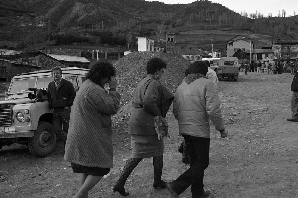Viajamos al año 1985 para revivir aquel fenómeno que marcaría un antes y un después en la historia de esta pequeña localidad del valle de Gistaín. Una curiosa iniciativa que surgió entre mozos de Plan viendo el 'western' 'Caravana de mujeres' en el bar de Casa Ruché. Aquel anuncio que pusieron en HERALDO en el que se buscaba a mujeres con fines matrimoniales resulto ser un éxito que derivó en varias expediciones de solteras y el interés de hasta la prensa internacional.