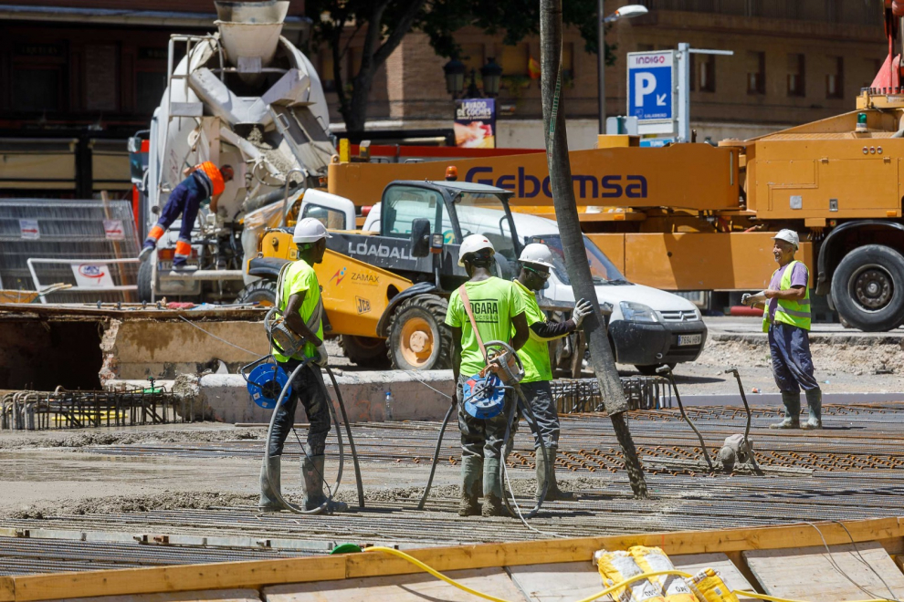 Los operarios han iniciado este lunes por la mañana las labores de hormigonado de la nueva losa superior del parquin de la plaza de Salamero. Se emplearán 1.500 metros cúbicos de hormigón.