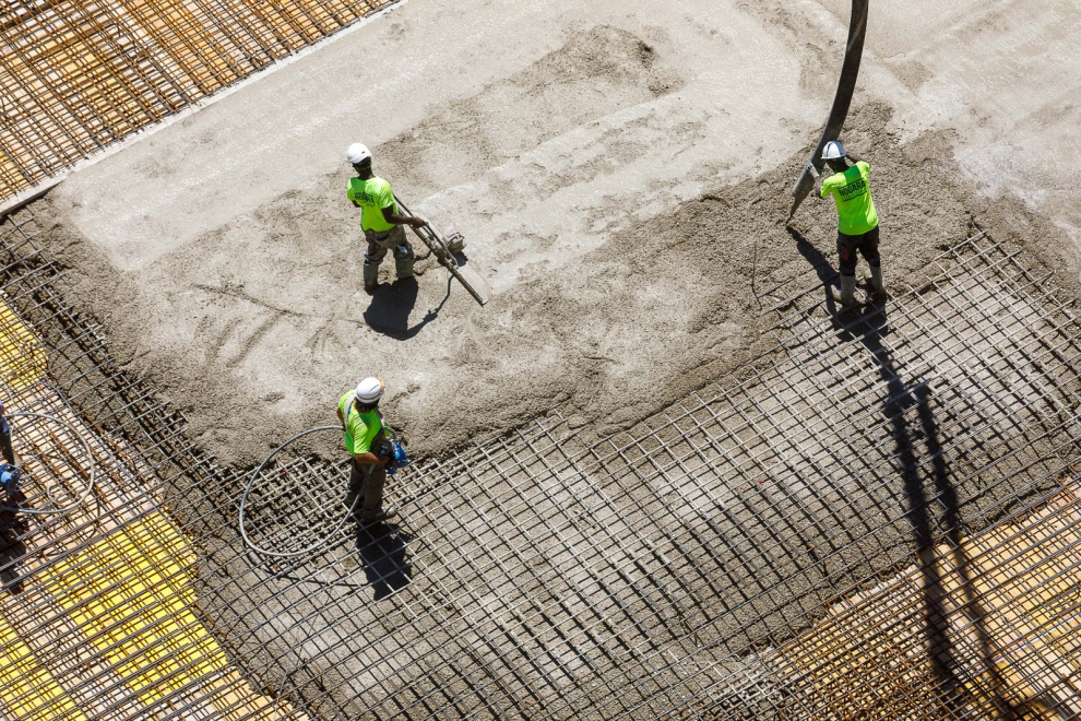 Los operarios han iniciado este lunes por la mañana las labores de hormigonado de la nueva losa superior del parquin de la plaza de Salamero. Se emplearán 1.500 metros cúbicos de hormigón.
