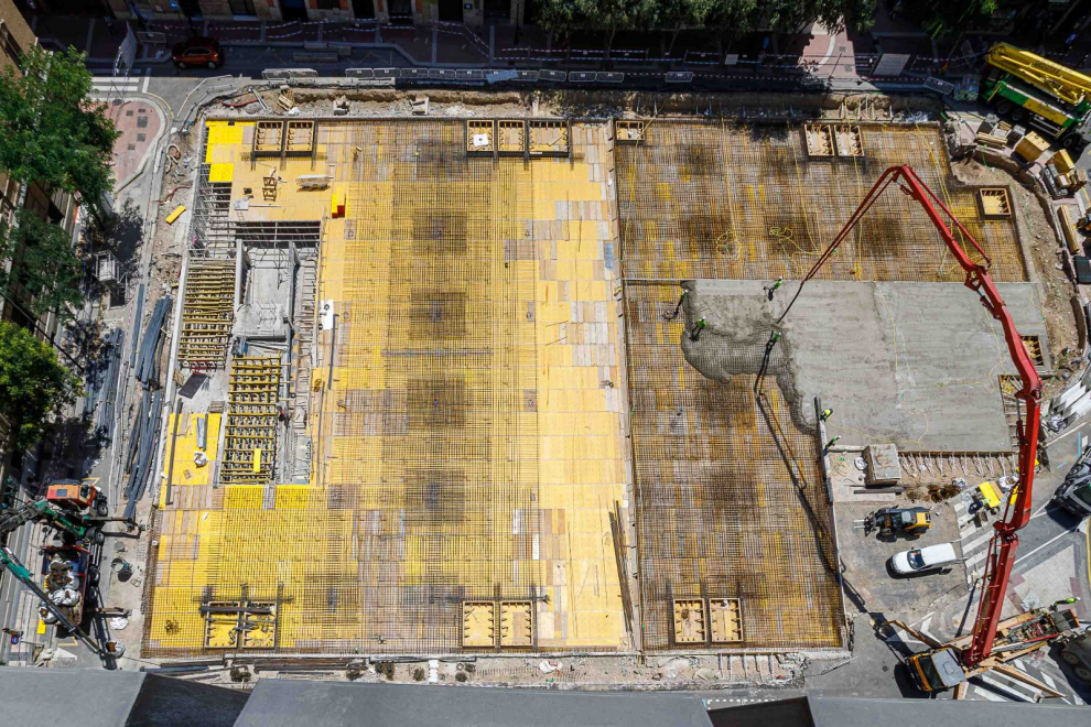 Los operarios han iniciado este lunes por la mañana las labores de hormigonado de la nueva losa superior del parquin de la plaza de Salamero. Se emplearán 1.500 metros cúbicos de hormigón.