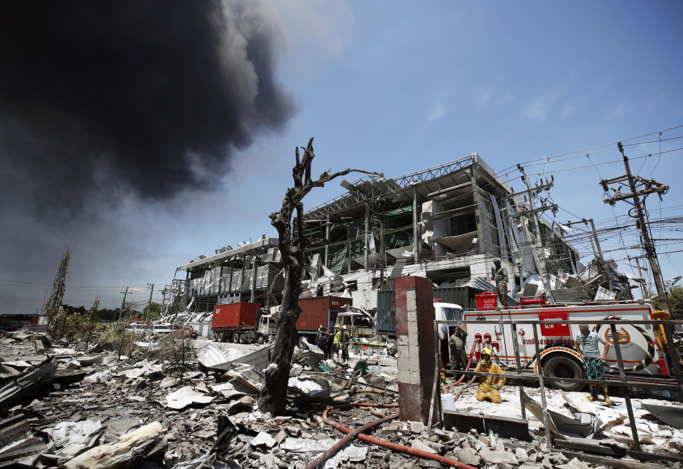 Massive fire at a chemical factory kills 1 and injures dozens in Bangkok