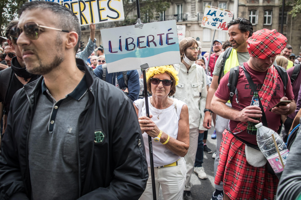Paris (France), 31/07/2021.- Protesters shout slogans against the government during a demonstration against the COVID-19 health pass which grants vaccinated individuals greater ease of access to venues in France, in Paris, France, 31 July 2021. Anti-vaxxers, joined by the anti-government 'yellow vest' movement, are demonstrating across France for the third consecutive week in objection to the health pass, which is now mandatory for people to visit leisure and cultural venues. (Protestas, Francia) EFE/EPA/CHRISTOPHE PETIT TESSON FRANCE CORONAVIRUS PANDEMIC VACCINATION PROTEST