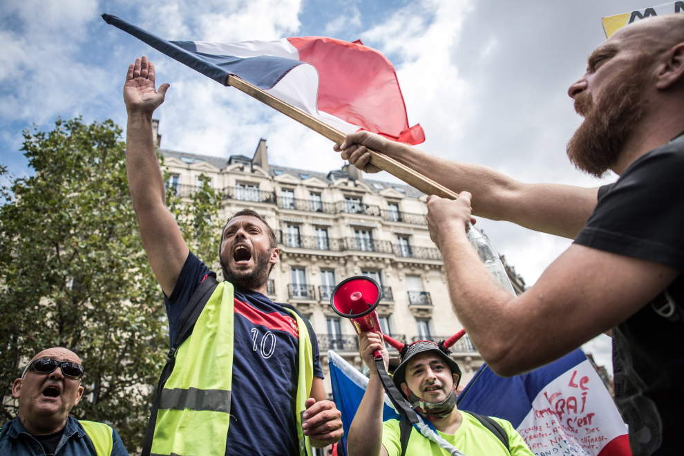 Paris (France), 31/07/2021.- Protesters shout slogans against the government during a demonstration against the COVID-19 health pass which grants vaccinated individuals greater ease of access to venues in France, in Paris, France, 31 July 2021. Anti-vaxxers, joined by the anti-government 'yellow vest' movement, are demonstrating across France for the third consecutive week in objection to the health pass, which is now mandatory for people to visit leisure and cultural venues. (Protestas, Francia) EFE/EPA/CHRISTOPHE PETIT TESSON FRANCE CORONAVIRUS PANDEMIC VACCINATION PROTEST