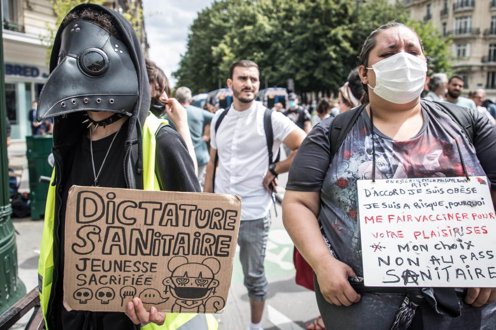 Paris (France), 31/07/2021.- A protester holds a poster reading 'Freedom' during a demonstration against the COVID-19 health pass which grants vaccinated individuals greater ease of access to venues in France, in Paris, France, 31 July 2021. Anti-vaxxers, joined by the anti-government 'yellow vest' movement, are demonstrating across France for the third consecutive week in objection to the health pass, which is now mandatory for people to visit leisure and cultural venues. (Protestas, Francia) EFE/EPA/CHRISTOPHE PETIT TESSON FRANCE CORONAVIRUS PANDEMIC VACCINATION PROTEST