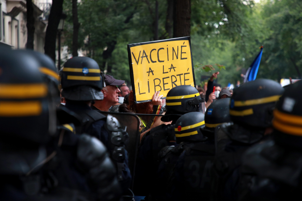 Paris (France), 31/07/2021.- A protester holds a poster reading 'Vaccinated with freedom' during a demonstration against the COVID-19 health pass which grants vaccinated individuals greater ease of access to venues in France, in Paris, France, 31 July 2021. Anti-vaxxers, joined by the anti-government 'yellow vest' movement, are demonstrating across France for the third consecutive week in objection to the health pass, which is now mandatory for people to visit leisure and cultural venues. (Protestas, Francia) EFE/EPA/CHRISTOPHE PETIT TESSON FRANCE CORONAVIRUS PANDEMIC VACCINATION PROTEST