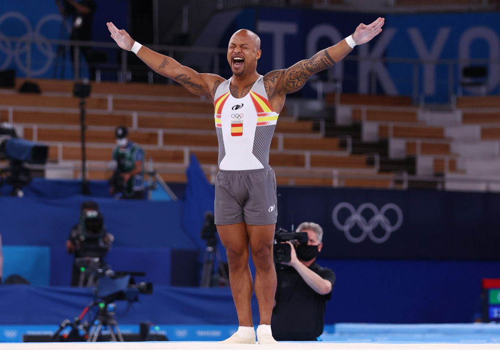 Tokyo 2020 Olympics - Gymnastics - Artistic - Mens Floor Exercise - Medal Ceremony - Ariake Gymnastics Centre, Tokyo, Japan - August 1, 2021. Silver medallist Rayderley Zapata of Spain celebrates on the podium with his medal REUTERS/Mike Blake[[[REUTERS VOCENTO]]] OLYMPICS-2020-GAR/M-1APFX-MEDAL