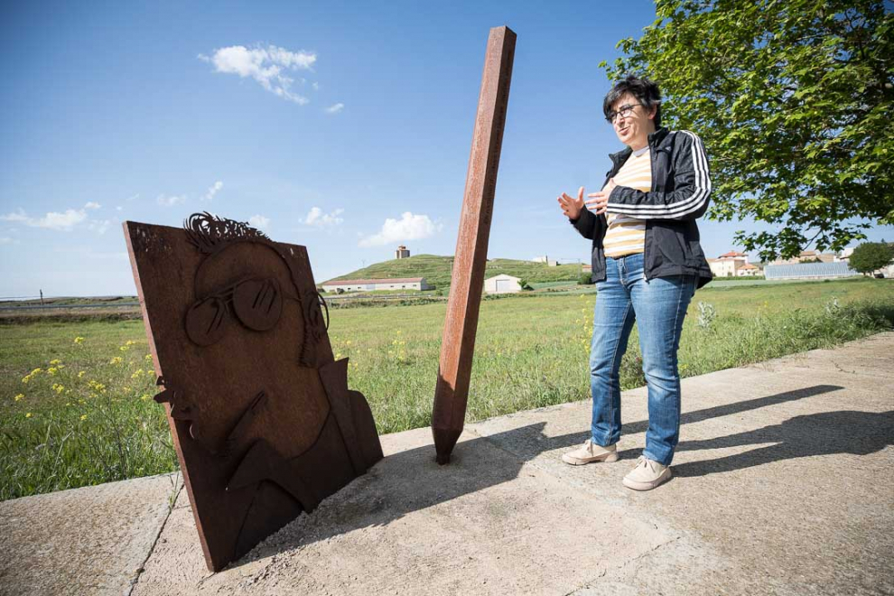 Carmen Escriche junto a la escultura homenaje a Javi Rillo.