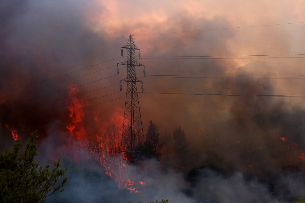 Evacúan tres suburbios de Atenas por un fuerte incendio
