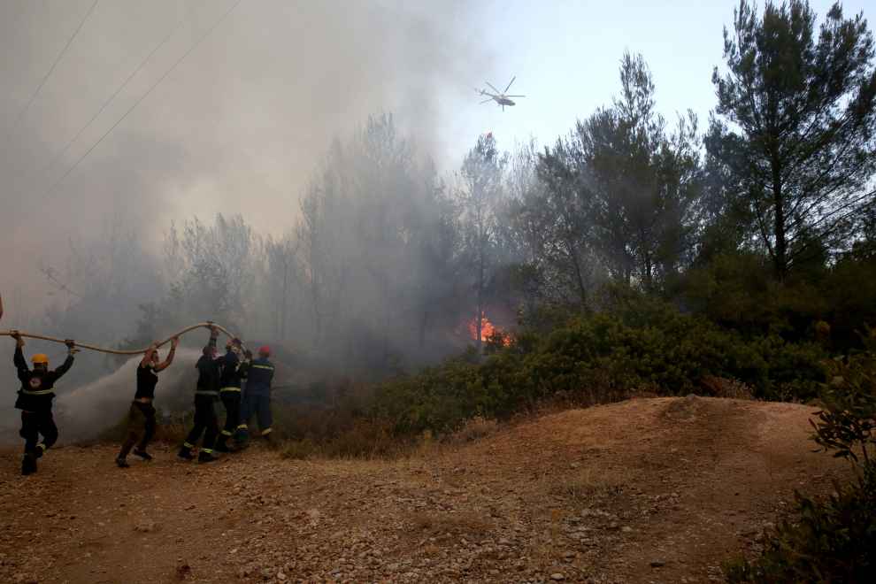 Major fire breaks out in Varybobi, Attica