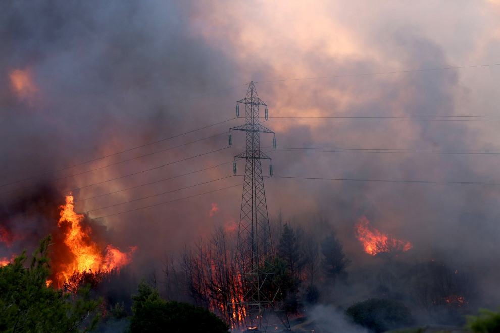 Major fire breaks out in Varybobi, Attica