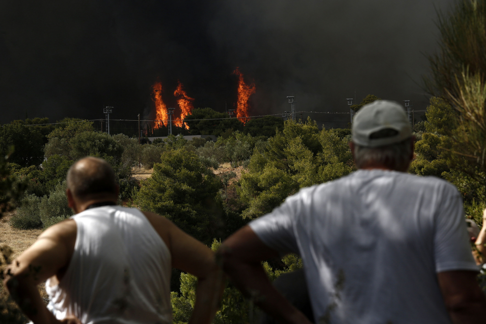Major fire breaks out in Varybobi, Attica