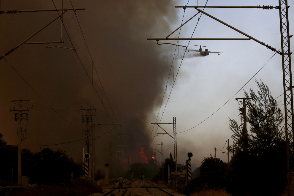 Major fire breaks out in Varybobi, Attica