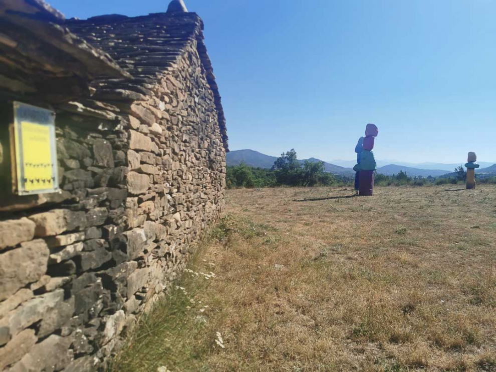 La senda de Izarbe, en Caldearenas, es un recorrido soprendente que no dejará a nadie indiferente y que permite disfrutar del paisaje, del arte y evadirse por unas horas rodeado de naturaleza.