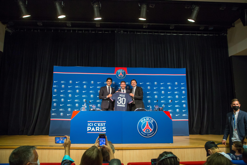 Paris (France), 11/08/2021.- Paris Saint-Germain's president Nasser Al-Khelaifi (L) and Argentinian striker Lionel Messi (R) pose with his new PSG jersey after his press conference as part of his official presentation at the Parc des Princes stadium, in Paris, France, 11 August 2021. Messi arrived in Paris on 09 August and signed a contract with French soccer club Paris Saint-Germain. (Francia) EFE/EPA/CHRISTOPHE PETIT TESSON FRANCE SOCCER MESSI