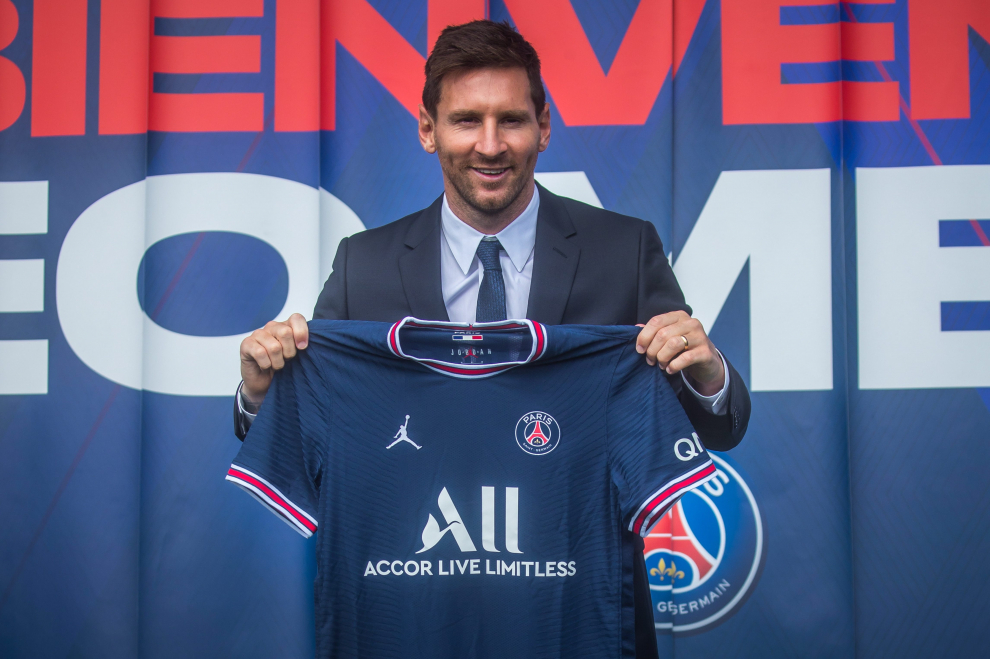 Paris (France), 11/08/2021.- Argentinian striker Lionel Messi poses with his new PSG jersey after his press conference as part of his official presentation at the Parc des Princes stadium, in Paris, France, 11 August 2021. Messi arrived in Paris on 09 August and signed a contract with French soccer club Paris Saint-Germain. (Francia) EFE/EPA/CHRISTOPHE PETIT TESSON FRANCE SOCCER MESSI