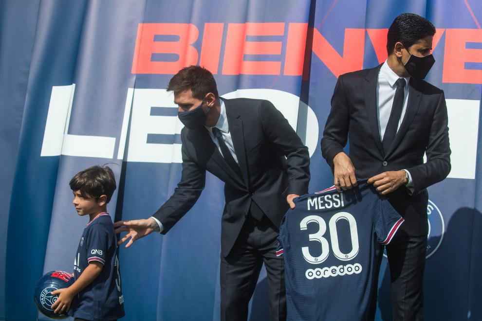 Paris (France), 11/08/2021.- Paris Saint-Germain's president Nasser Al-Khelaifi (L) and Argentinian striker Lionel Messi pose with his new PSG jersey after his press conference as part of his official presentation at the Parc des Princes stadium, in Paris, France, 11 August 2021. Messi arrived in Paris on 09 August and signed a contract with French soccer club Paris Saint-Germain. (Francia) EFE/EPA/CHRISTOPHE PETIT TESSON FRANCE SOCCER MESSI
