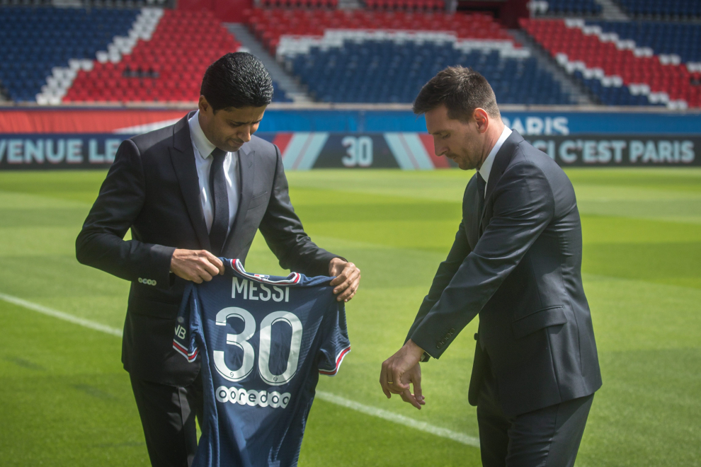 Paris (France), 11/08/2021.- Paris Saint-Germain's president Nasser Al-Khelaifi (R) and Argentinian striker Lionel Messi (C) arrive to pose with his new PSG jersey after his press conference as part of his official presentation at the Parc des Princes stadium, in Paris, France, 11 August 2021. Messi arrived in Paris on 09 August and signed a contract with French soccer club Paris Saint-Germain. (Francia) EFE/EPA/CHRISTOPHE PETIT TESSON FRANCE SOCCER MESSI