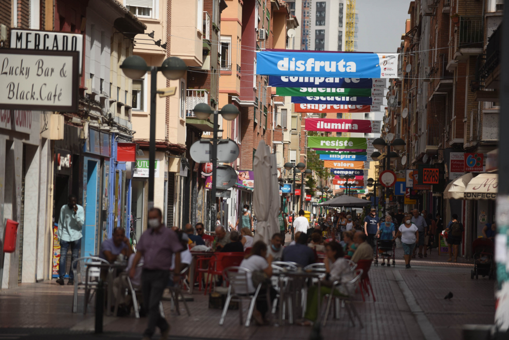 Mensajes de optimismo y color contra la fatiga pandémica en la calle Delicias.