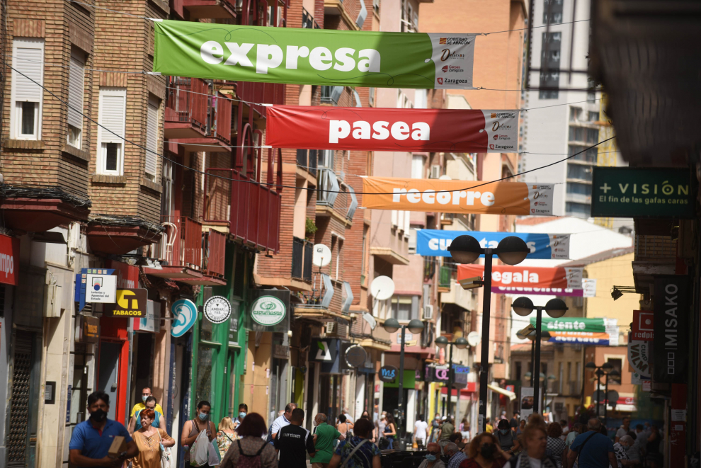 Mensajes de optimismo y color contra la fatiga pandémica en la calle Delicias.