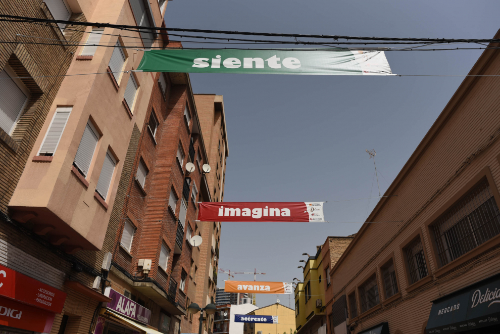 Mensajes de optimismo y color contra la fatiga pandémica en la calle Delicias.
