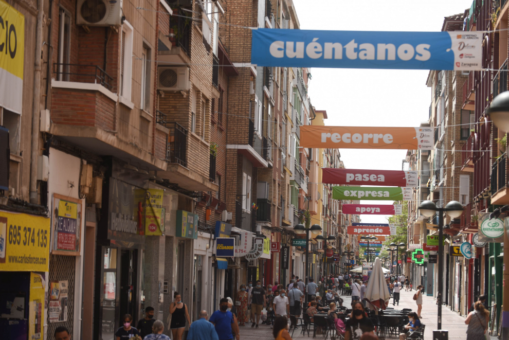 Mensajes de optimismo y color contra la fatiga pandémica en la calle Delicias.