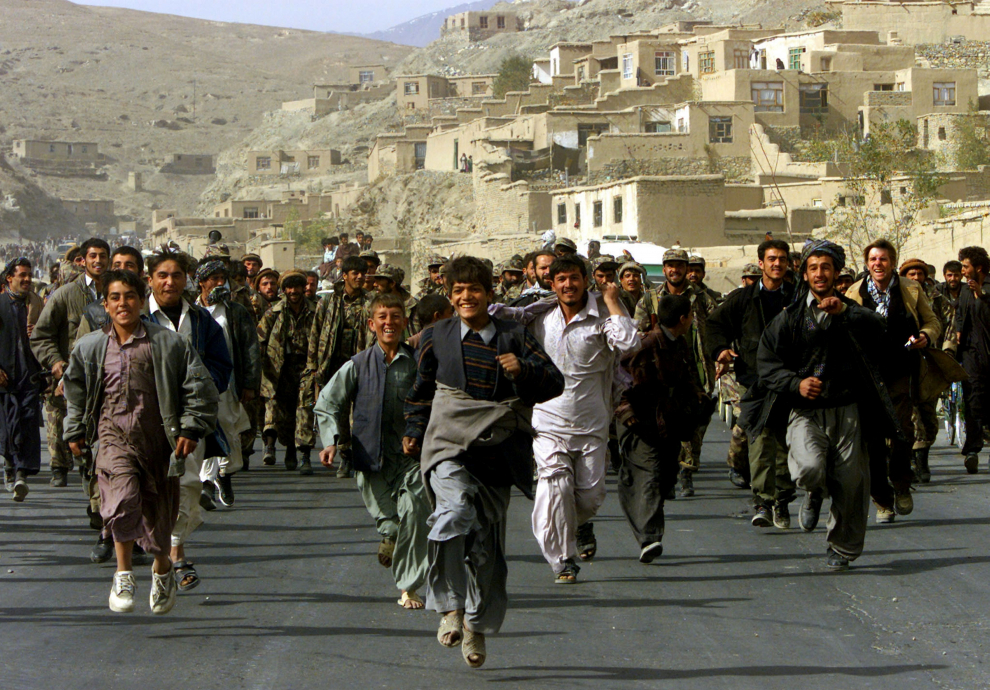 Año 2001. Ciudadanos de Kabul celebrando la entrada en la ciudad de las fuerza de la Alianza del Norte.