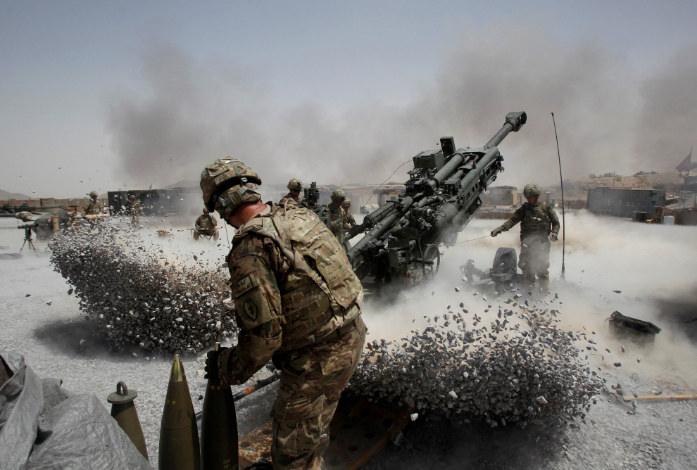 Año 2011. Soldados estadounidenses disparan contra los talibanes.