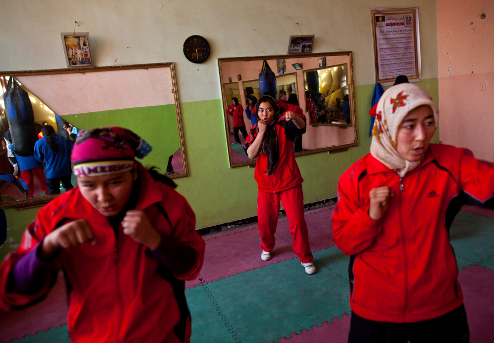 Año 2011. Una mujeres practican kickboxing en Kabul.