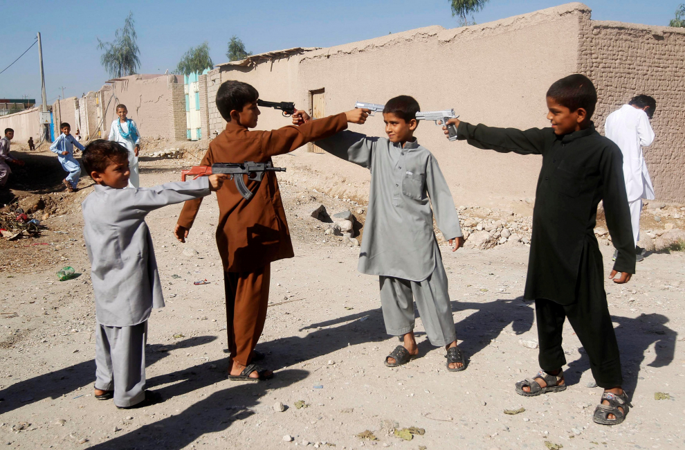 Año 2013. Unos niños 'juegan' con pistolas en Jalalabad.