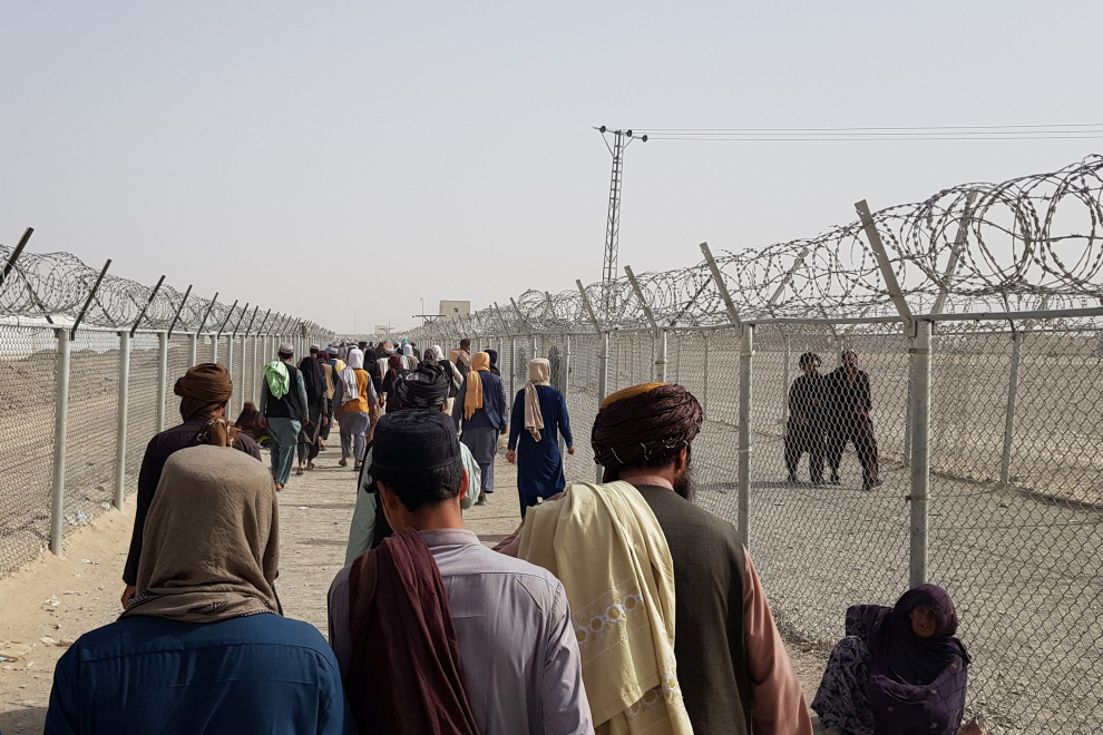 Año 2021. Afganos huyen de los talibanes por la frontera paquistaní.