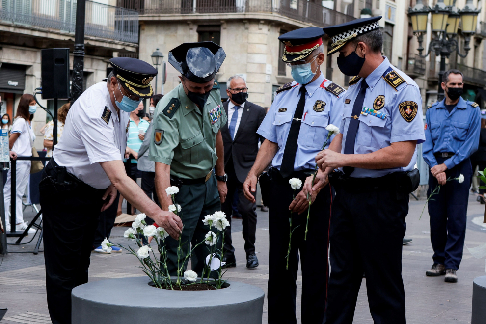 Galería De Imágenes Homenaje A Las Víctimas De Los Atentados De Barcelona