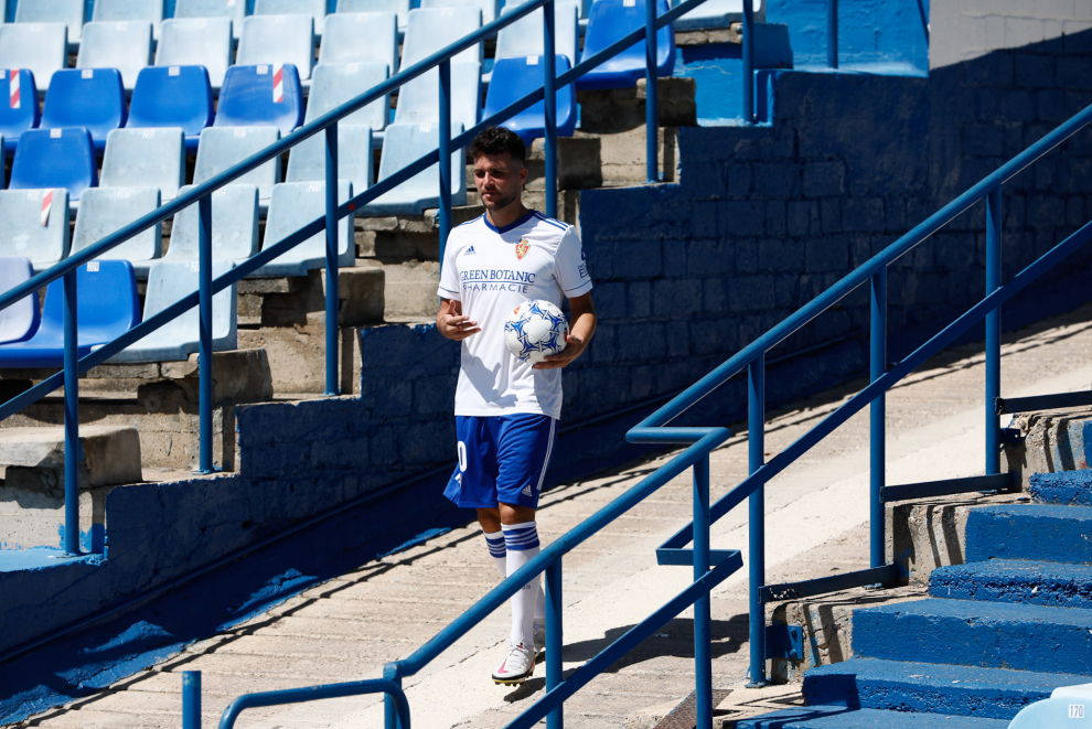 Presentación de Álvaro Giménez, nuevo delantero del Real Zaragoza