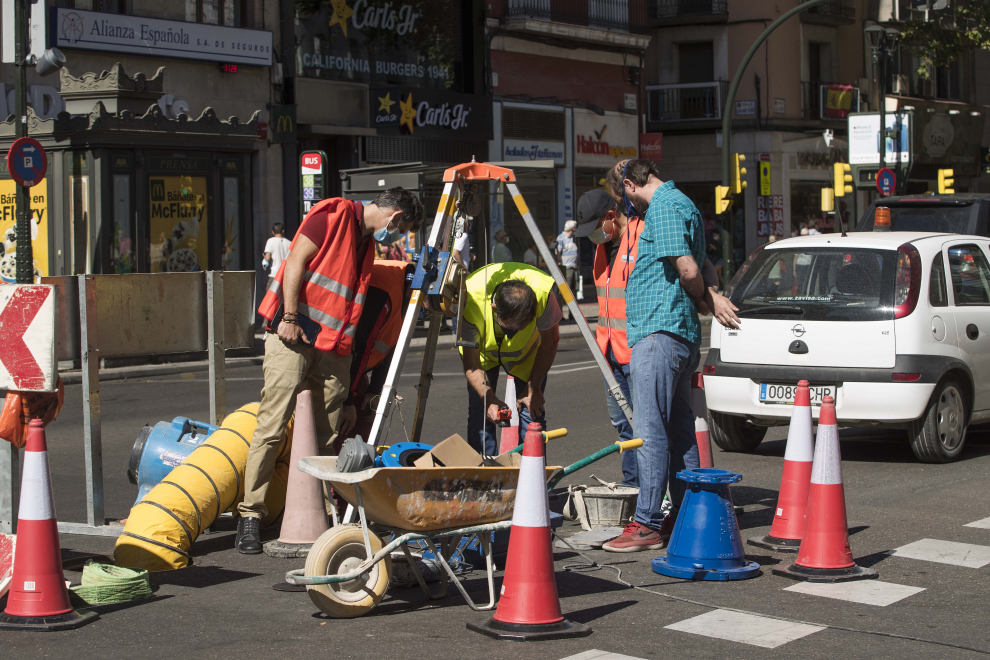 Obras de reparación de una tubería en el Coso