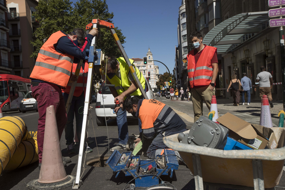 Obras de reparación de una tubería en el Coso