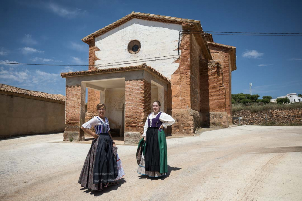 Noelia Martínez y María Jesús Martínez, vecinas de Villar, en la zona de la recreación junto a la ermita de Santa Bárbara